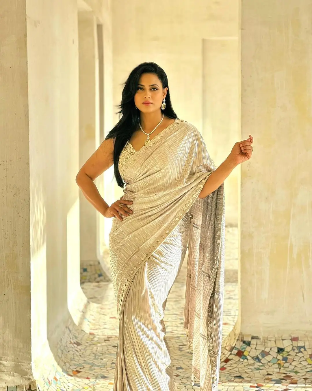 Bollywood Actress Shweta Tiwari Stills in White Saree